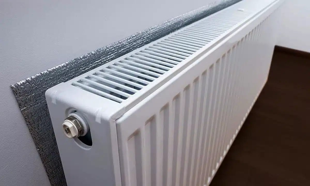 Як зменшити витрати на опалення, не знижуючи комфортну температуру в приміщенні Відбивний екран за радіатором.