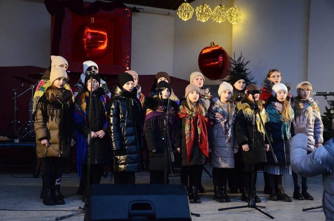 Діти виступають на фестивалі "Різдвяні піснеспіви"