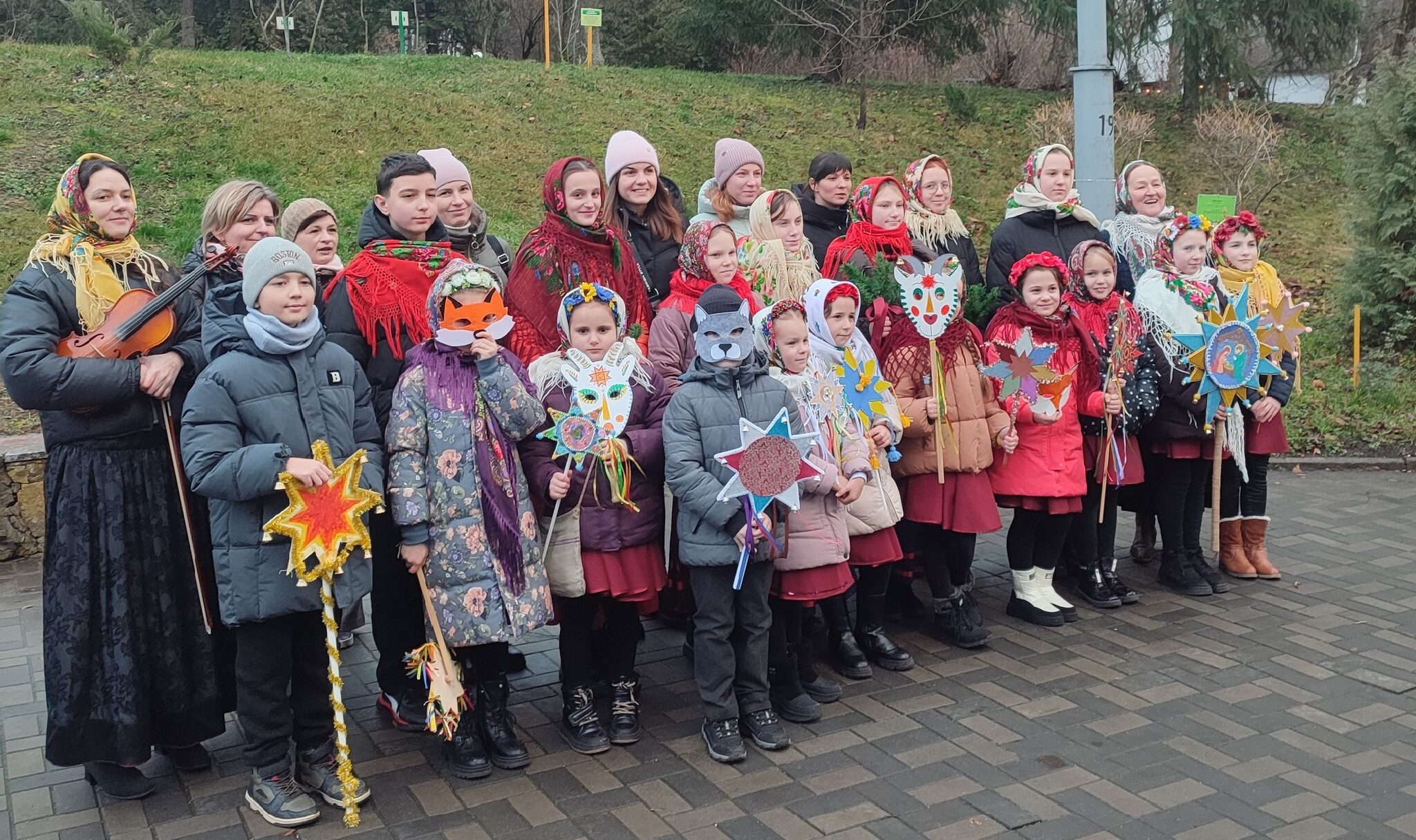 Різдвяні піснеспіви в парку Шевченка в Рівному — діти зібрали кошти для ЗСУ Різдвяні піснеспіви в парку Шевченка в Рівному