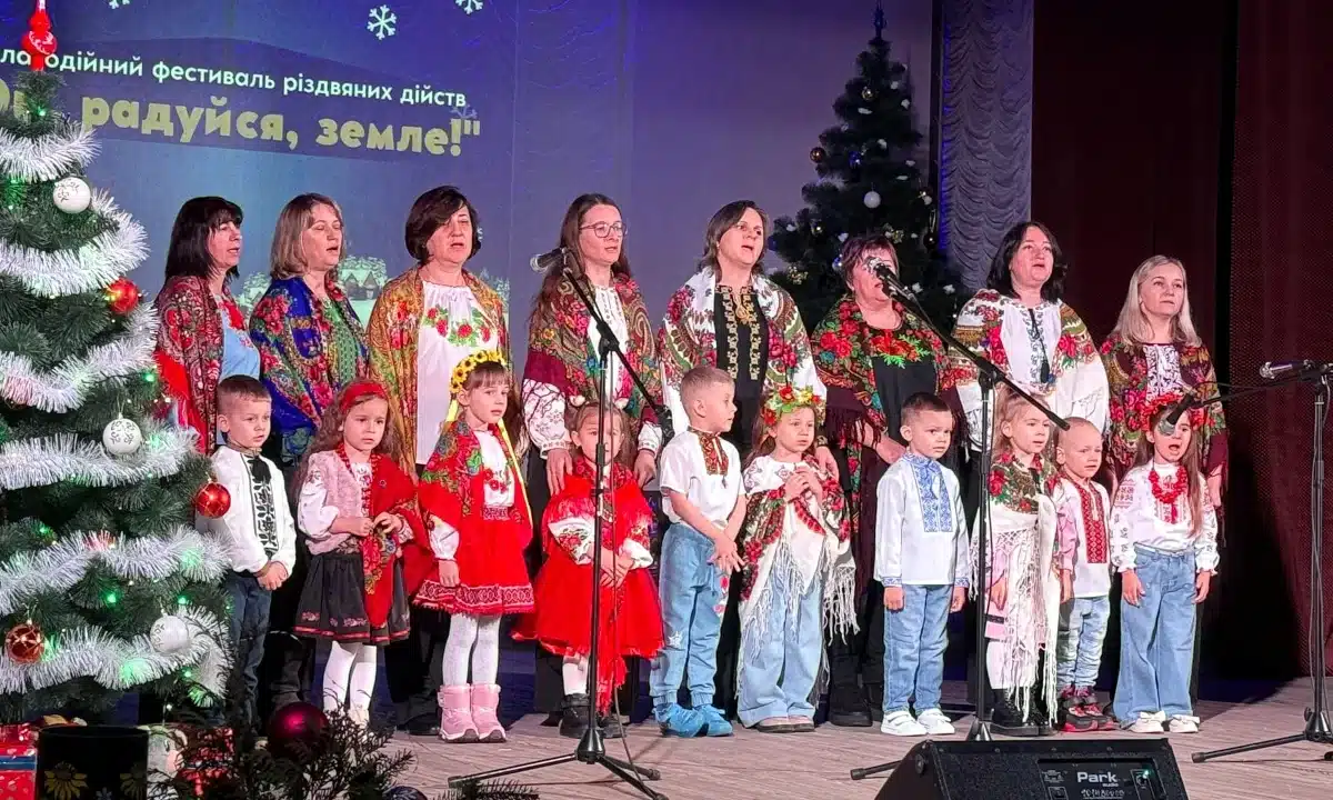 Діти виступають під час різдвяного фестивалю у Заболотті.