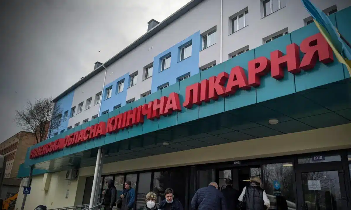 Кредит на цифровий ангіограф планує взяти Рівненська обласна лікарня Центральний вхід до Рівненської обласної лікарні.