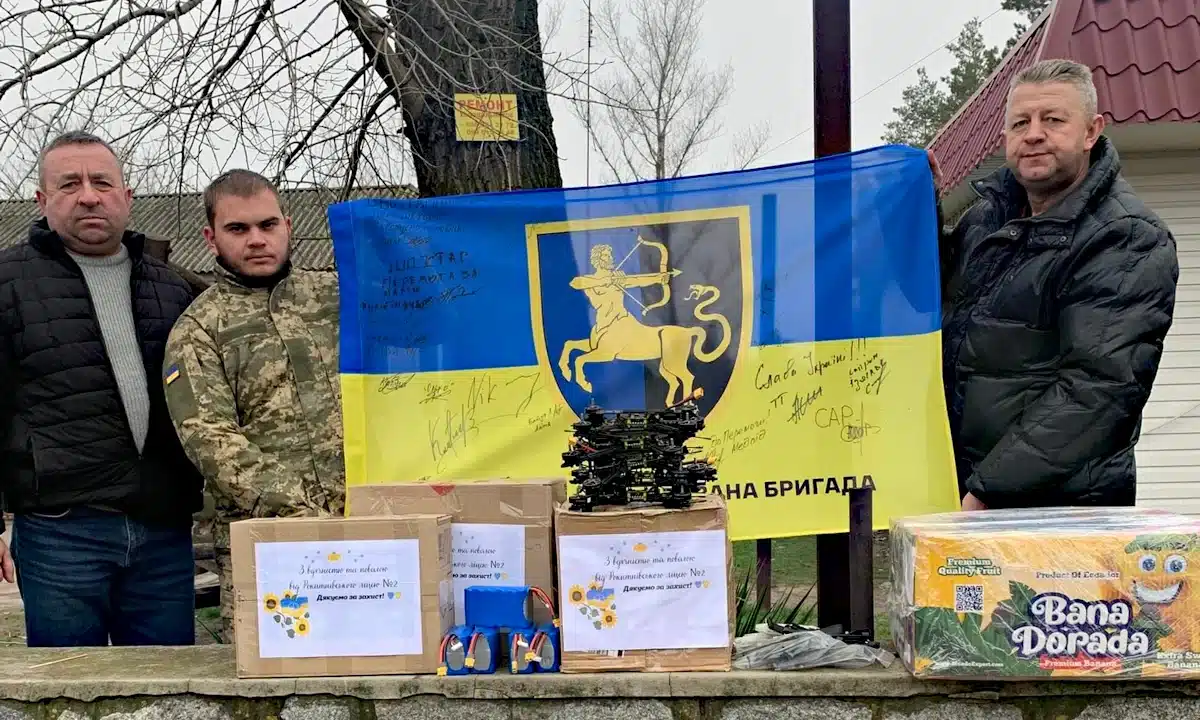 15 FPV-дронів, різдвяні смаколики та дитячі малюнки передала на фронт Рокитнівська громада Передача від Рокитнівської громади.