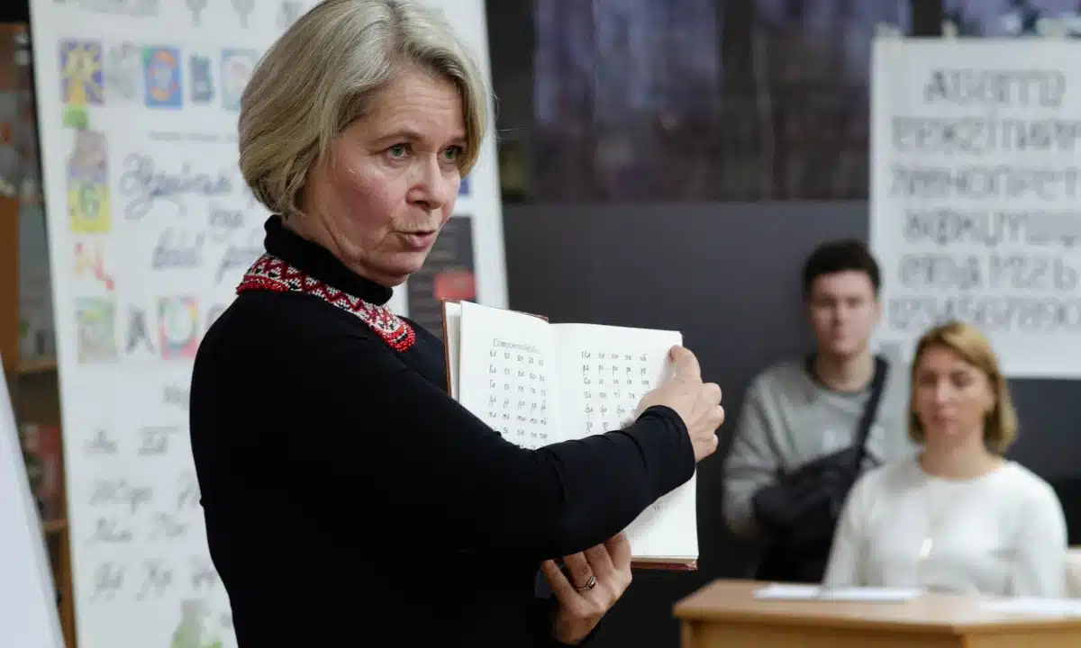 Українську абетку “Рутенія” презентували у Рівному: повернення національного символу Анжеліка Корнієнко презентує абетку Рутенія у Рівному.