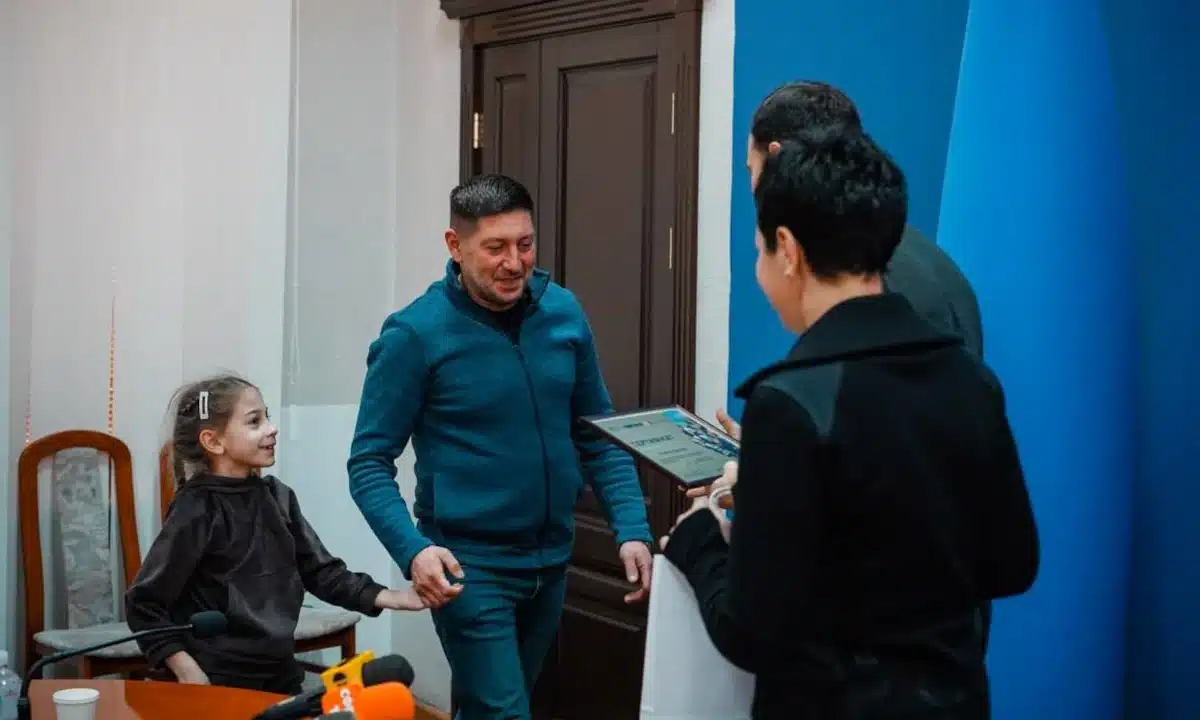 16 сертифікатів на придбання житла вручили ветеранам з Рівненщини Вручення сертифіката ветерану.