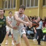 Момент матчу БК Рівне - Прикарпаття Говерла. Атакує Валентин Шептицький