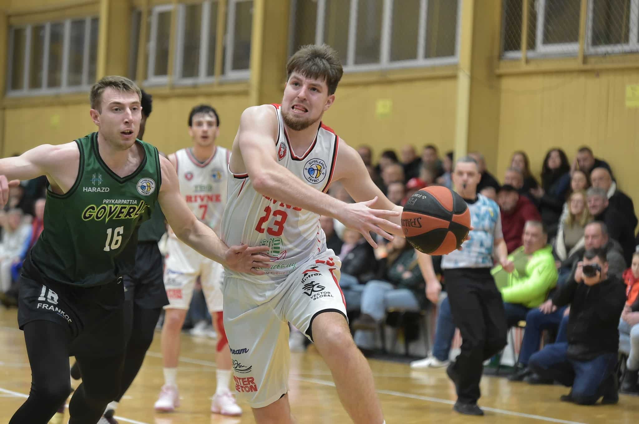 Момент матчу БК Рівне - Прикарпаття Говерла. Атакує Валентин Шептицький