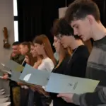 Шкільні омбудсмани складають присягу.