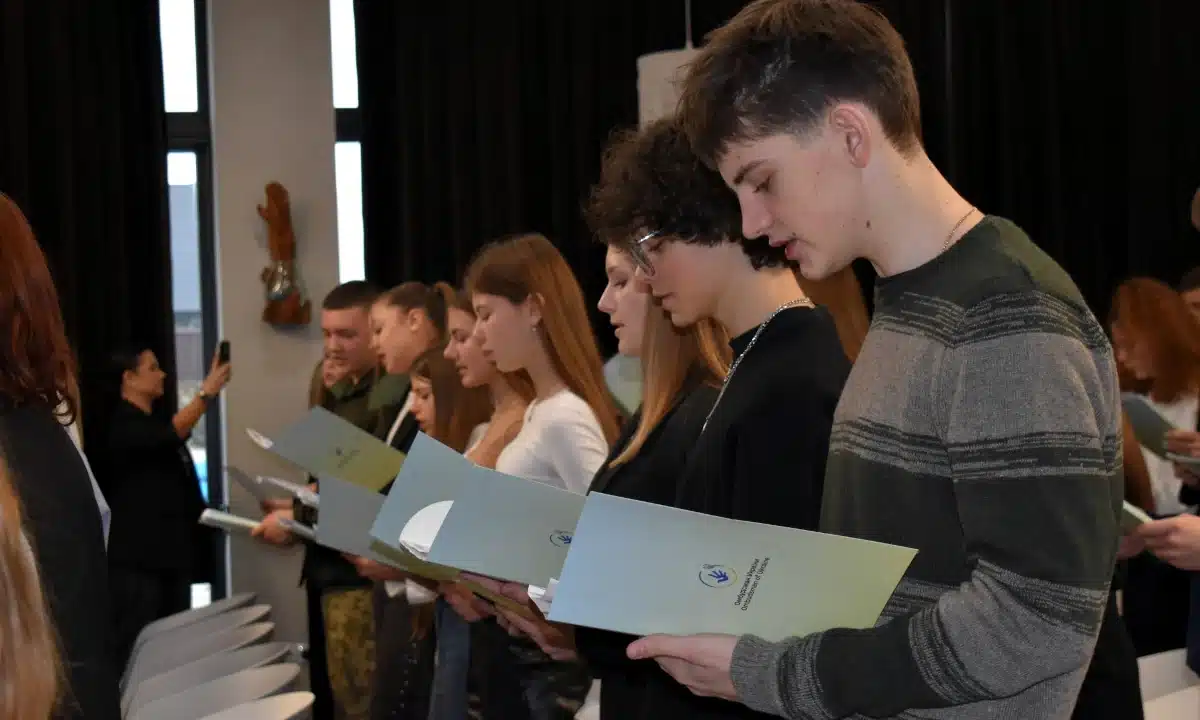 Перші шкільні омбудсмани Рівненщини склали присягу та отримали посвідчення Шкільні омбудсмани складають присягу.