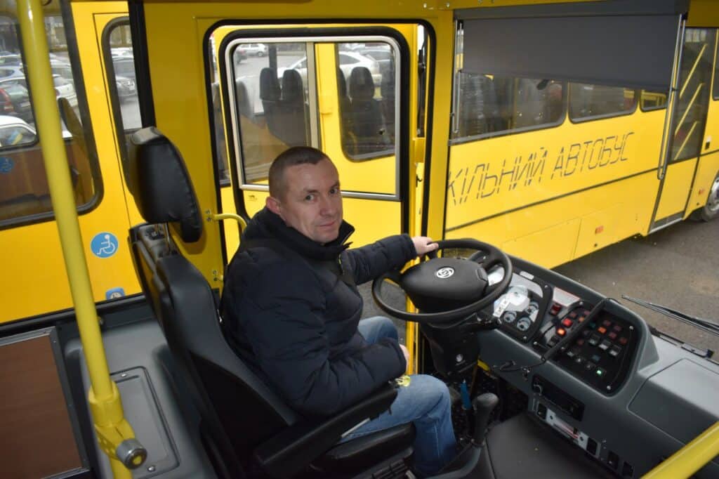 Водій громади в новому шкільномуі автобусі Рівненщина