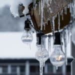 Якою буде погода на Рівненщині 14 грудня – синоптики попереджають про ожеледицю і вітер Бурульки льоду на лампочках.