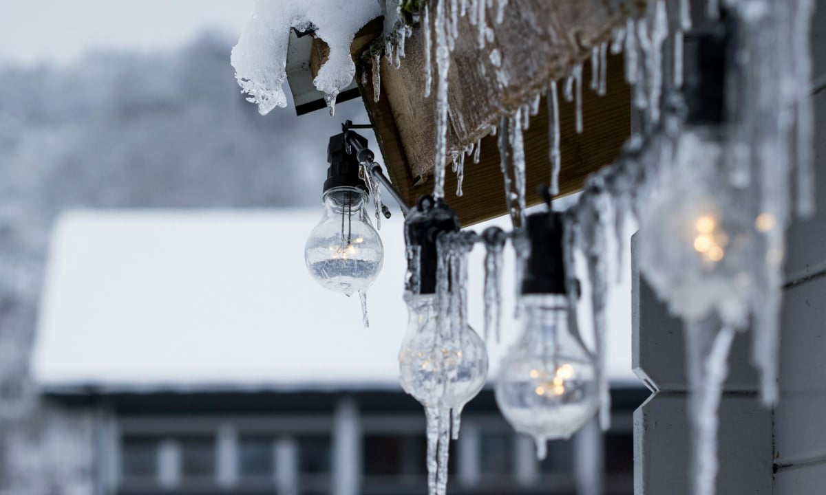 Якою буде погода на Рівненщині 14 грудня – синоптики попереджають про ожеледицю і вітер Бурульки льоду на лампочках.