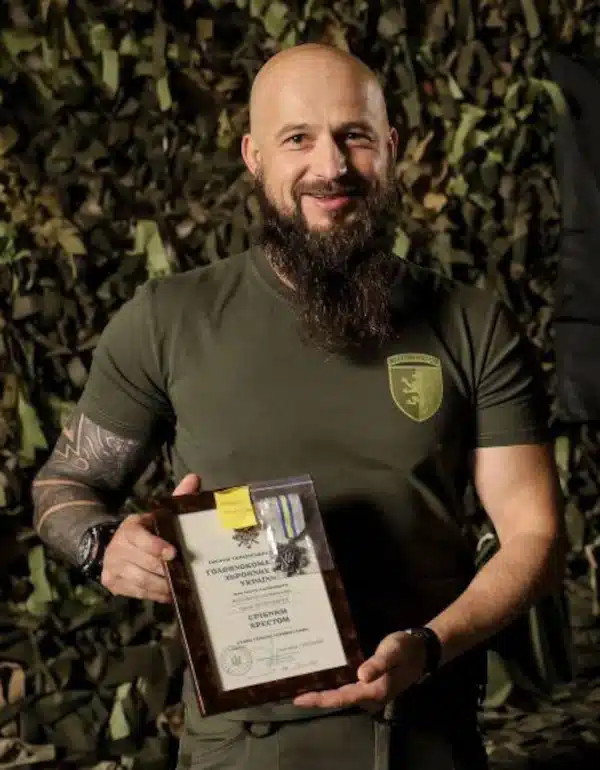 Іван Попович "Скіф" тримає «Срібний хрест».