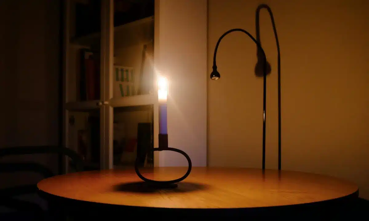 Графіки відключень електроенергії на Рівненщині у суботу, 13 грудня На столі горить у свічнику свічка.