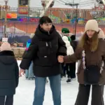 Діти їздять на ковзанах.