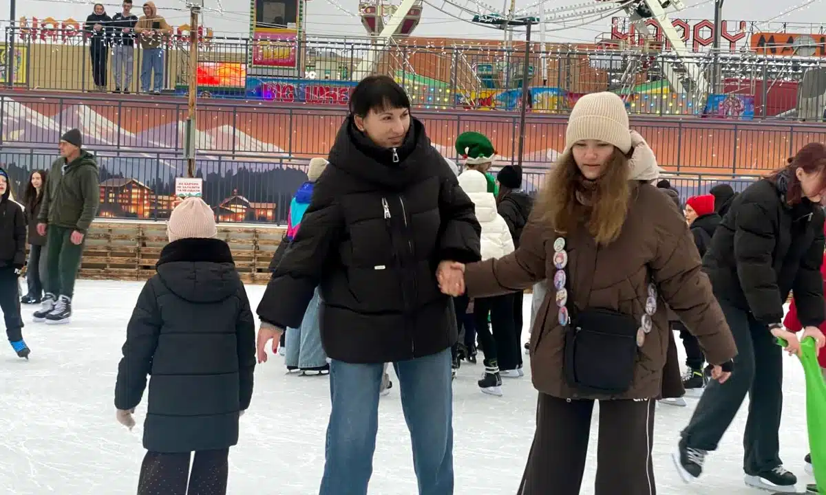 До Дня Святого Миколая діткам загиблих Героїв подарували незабутнє свято Діти їздять на ковзанах.