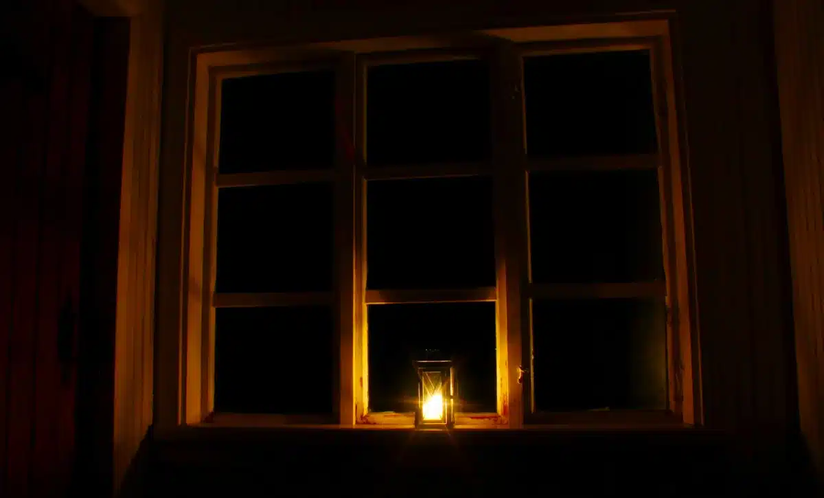 Графіки відключень електроенергії на Рівненщині у вівторок, 9 грудня Ліхтар на підвіконні.