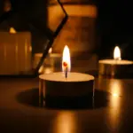 Свічки горять на столі.