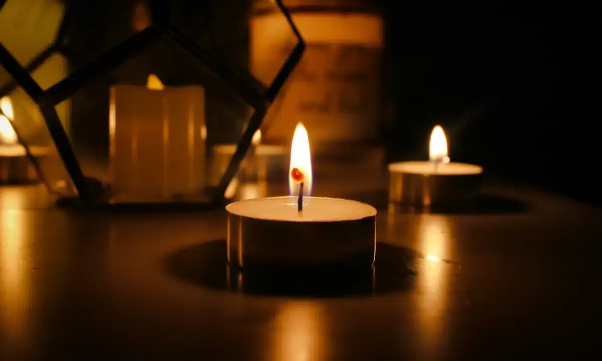 Свічки горять на столі.