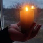 О 19:00 у вікнах з’являється світло: чому сьогодні світ запалює свічки пам’яті Запалення свічок пам’яті
