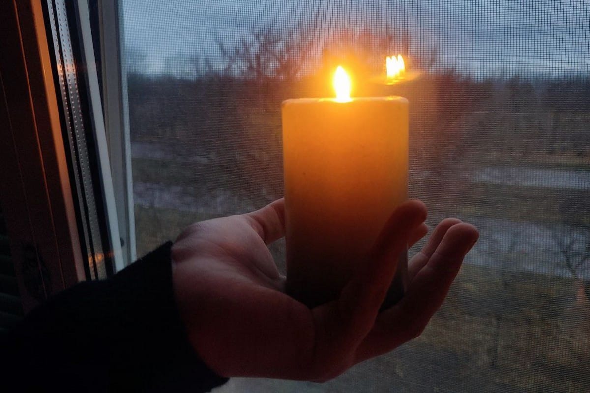 О 19:00 у вікнах з’являється світло: чому сьогодні світ запалює свічки пам’яті Запалення свічок пам’яті