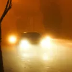 Якою буде погода на Рівненщині 11 грудня – синоптики попереджають про сильний туман Авто їдуть з увімкненими фарами у сильному тумані.