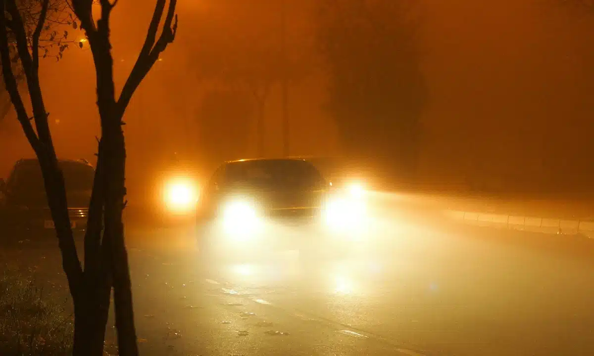 Якою буде погода на Рівненщині 11 грудня – синоптики попереджають про сильний туман Авто їдуть з увімкненими фарами у сильному тумані.