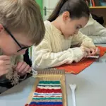 Діти беруть участь у проєкті «Ткачики-Читачики».