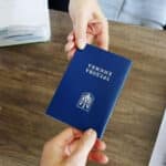 При звільненні видають трудову книжку