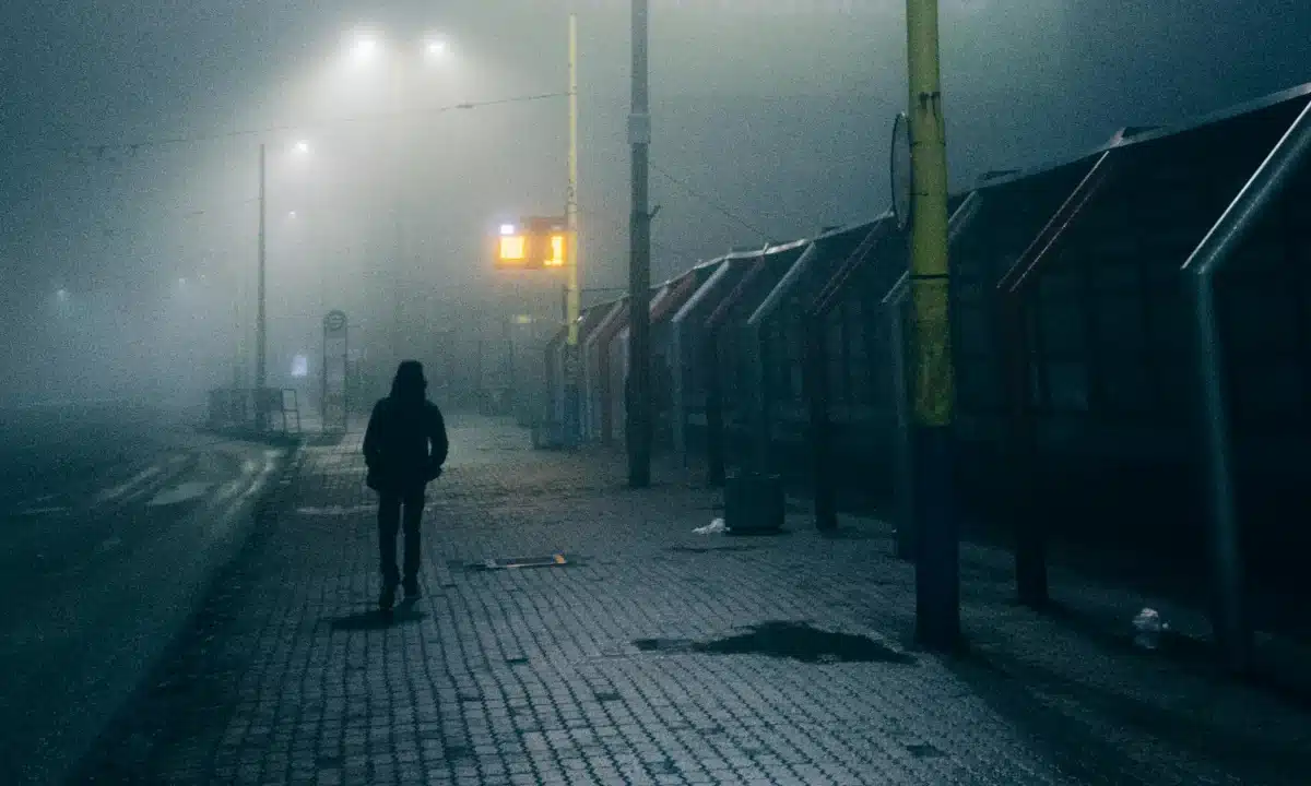 Якою буде погода на Рівненщині 16 грудня – синоптики попередили про сильний туман Чоловік вночі йде вулицею в сильний туман.