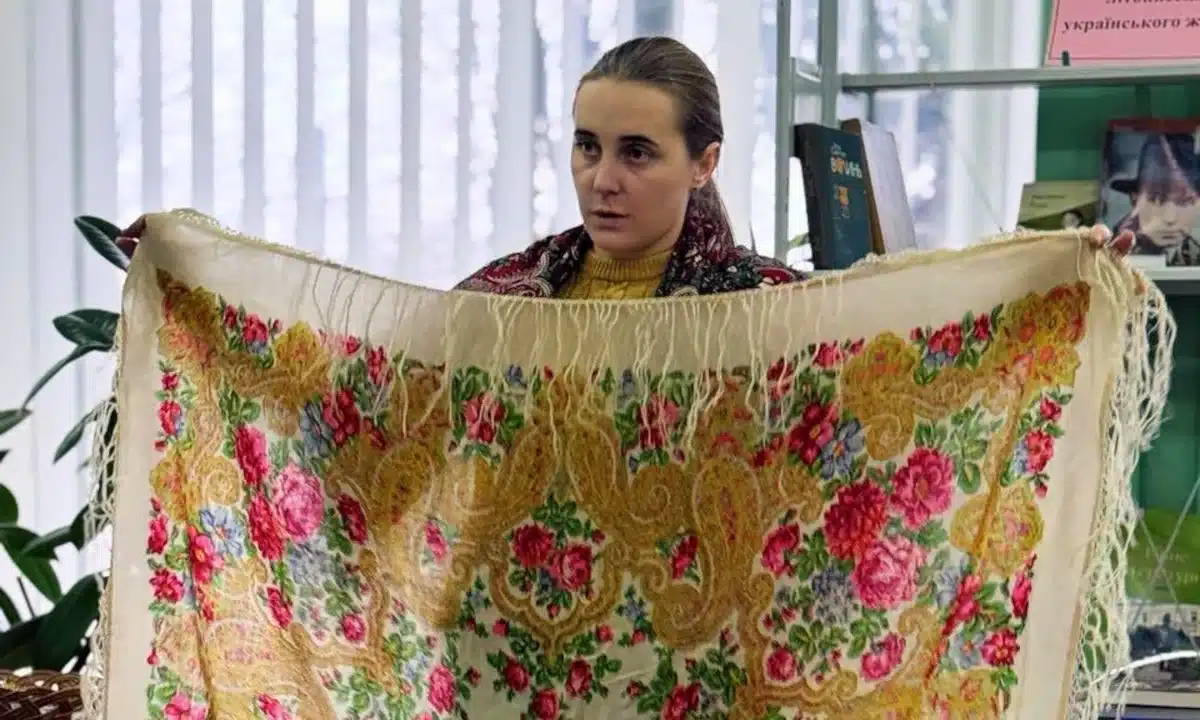 У Рівному тепло й душевно відзначили Всесвітній день української хустки (ФОТО, ВІДЕО) Доповідачка, тримаючи хустку, розповідає про давній український звичай носіння хусток.