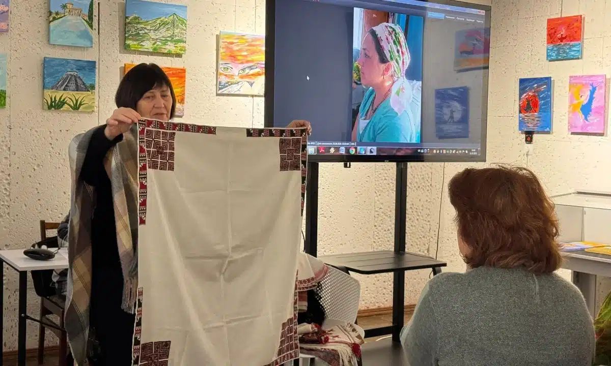 Етнографиня Алла Українець проводить лекцію-презентацію.