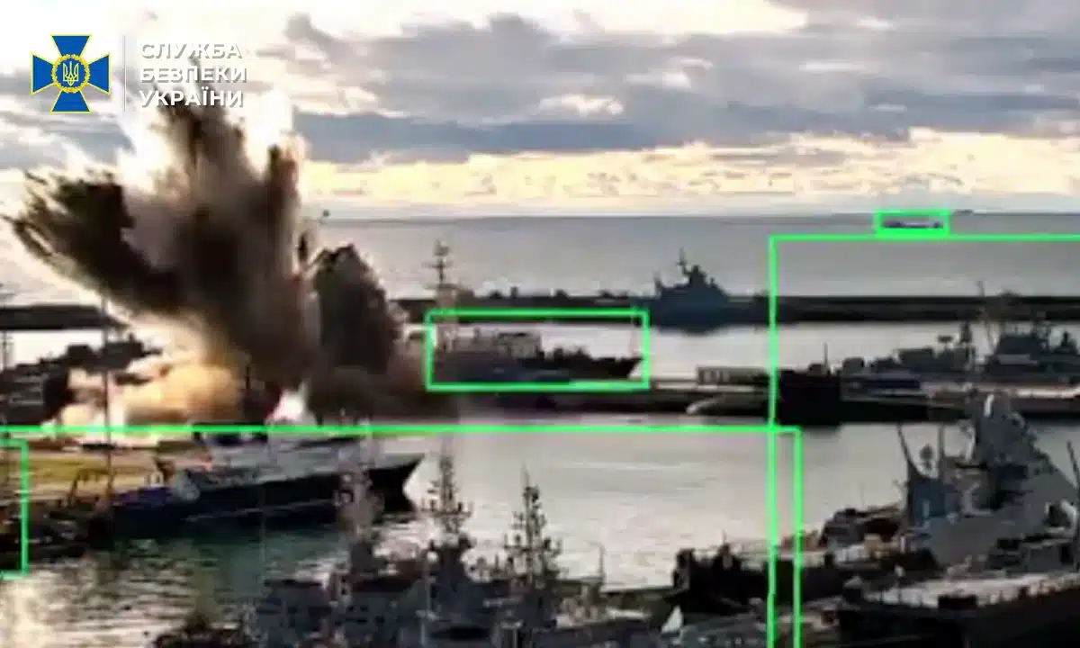 російський підводний човен у порту Новоросійська вразила СБУ Момент підриву російського підводного човна у Новоросійську.