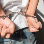 Затриманий чоловік у кайданках із руками за спиною