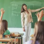 У 2026 році мінімальний оклад учителя може зрости до 21 тисячі грн: у бюджеті передбачили додаткові видатки Учитель пояснює матеріал учням у класі