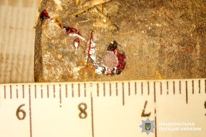 Місце злочину зі слідами ножа і крові.