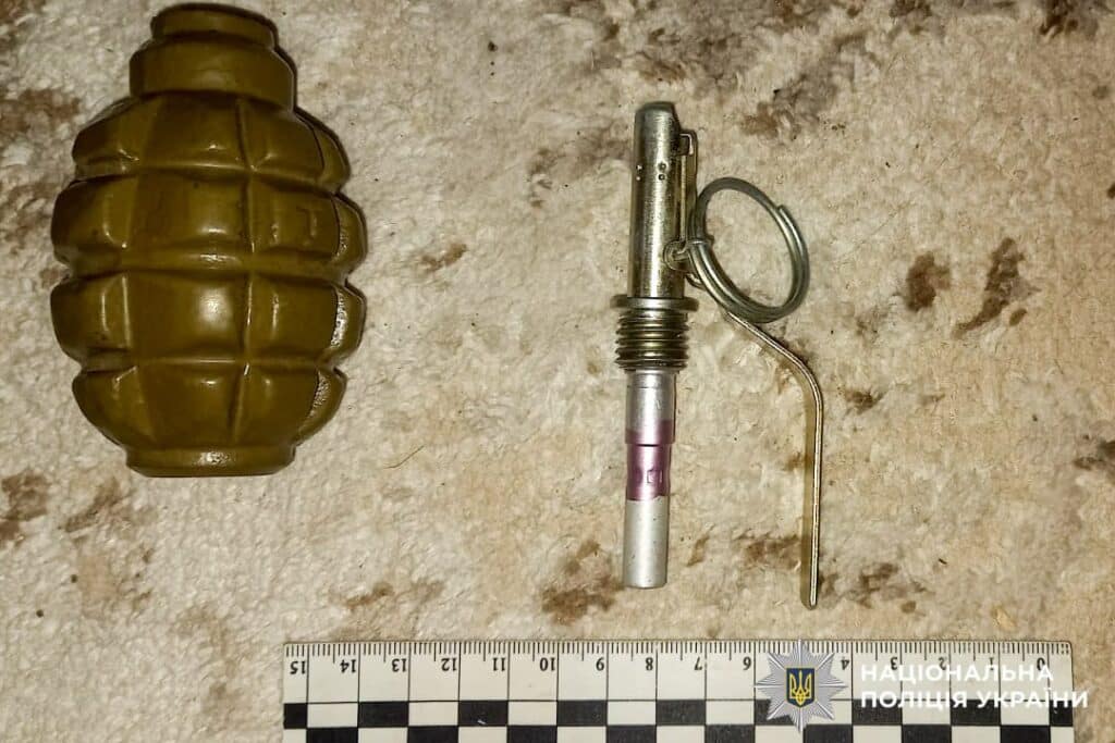 Граната і запал.