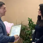 Нагородження волонтерки.