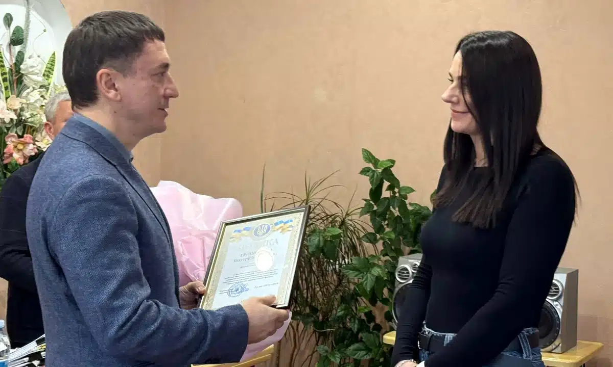 Нагородження волонтерки.