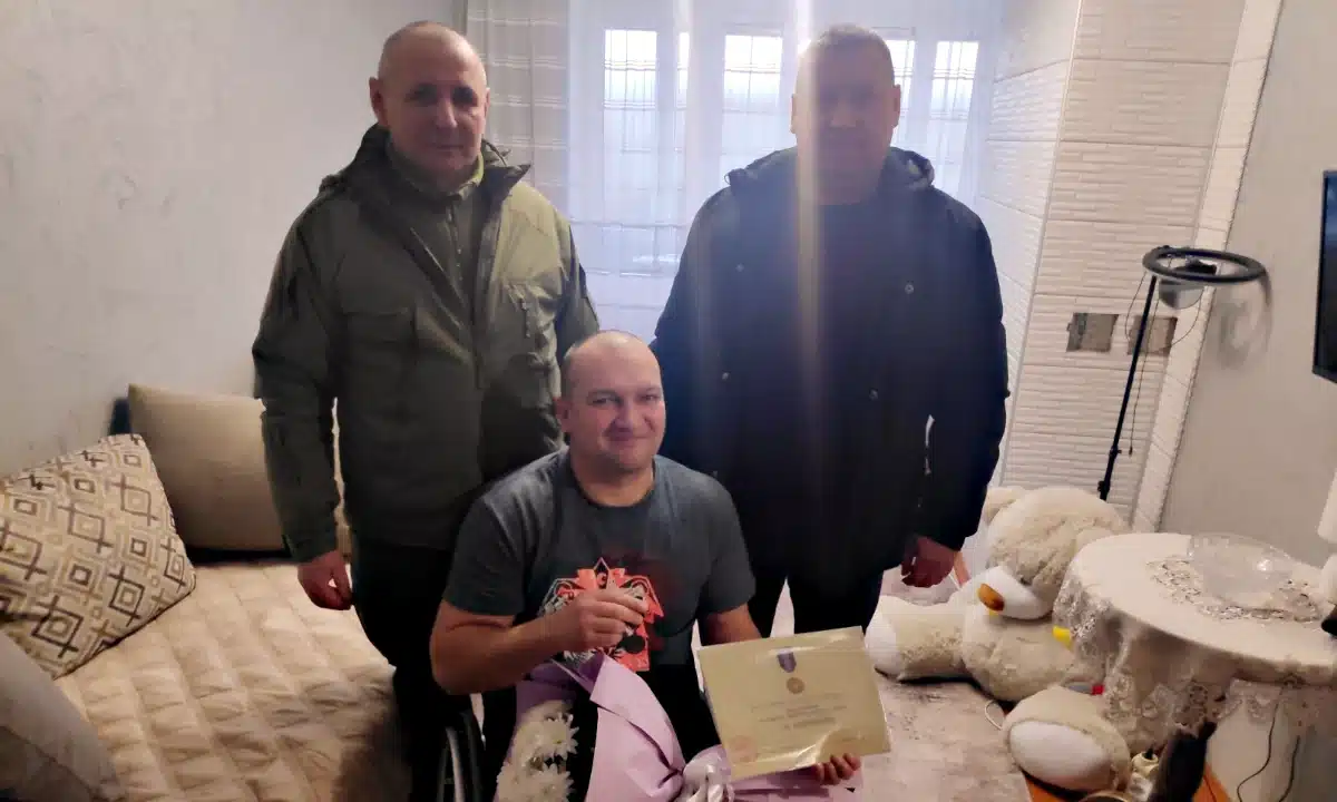 Відзнаку «За поранення» вручили воїну з Дубровицької громади Відзначення Леоніда Федоровича.