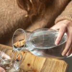 Чи можна запивати їжу: шкодить це організму чи ні Вода під час їжі