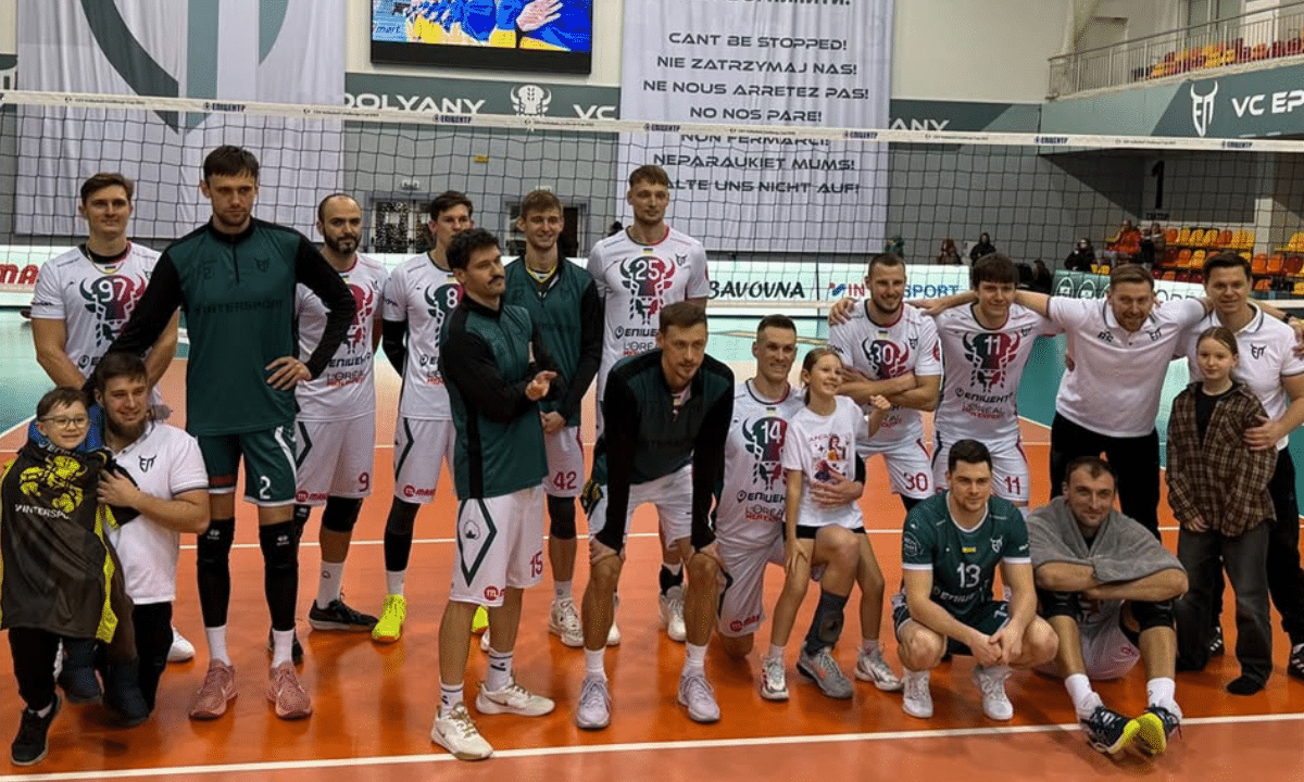 Рівненські волейболісти зіграли з лідером Суперліги у Кубку України Рівненські волейболісти зіграли з лідером Суперліги у Кубку України