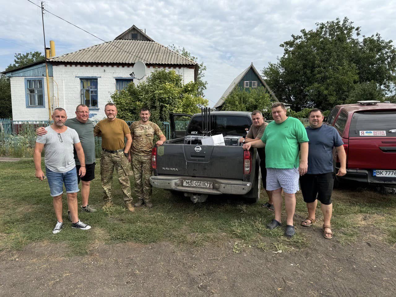 Червона машина з тризубом: як волонтера з Рівного впізнають на блокпостах