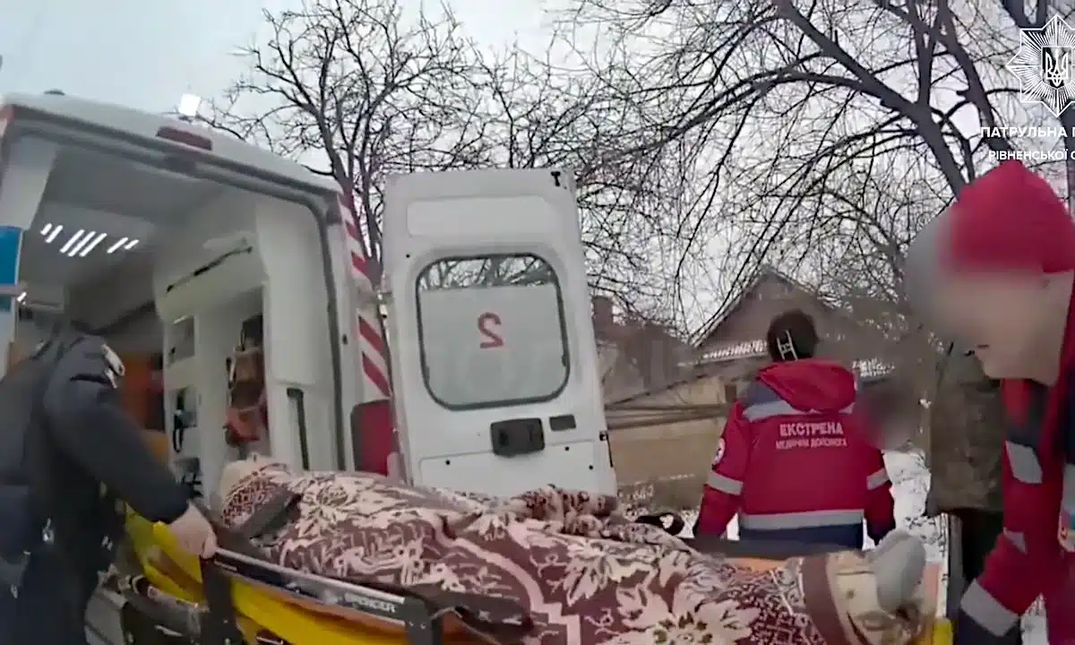 Медики доправляють жінку без свідомості до лікарні.