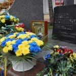 Квіти біля пам'ятника ліквідаторам аварії в Чорнобилі.