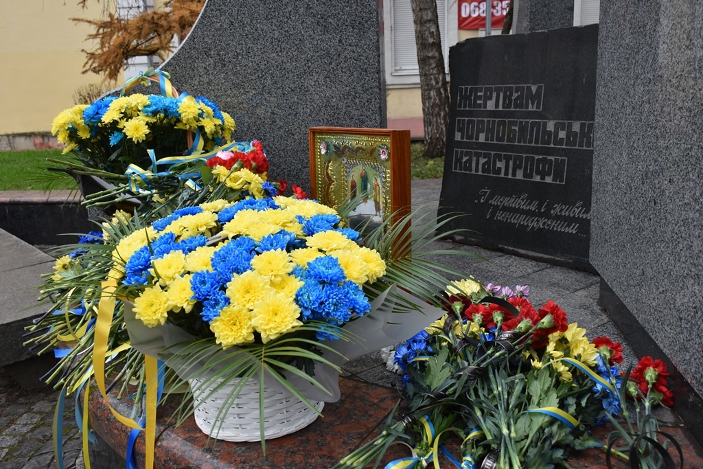 На Рівненщині вшанували героїв-ліквідаторів аварії на Чорнобильській АЕС Квіти біля пам'ятника ліквідаторам аварії в Чорнобилі.