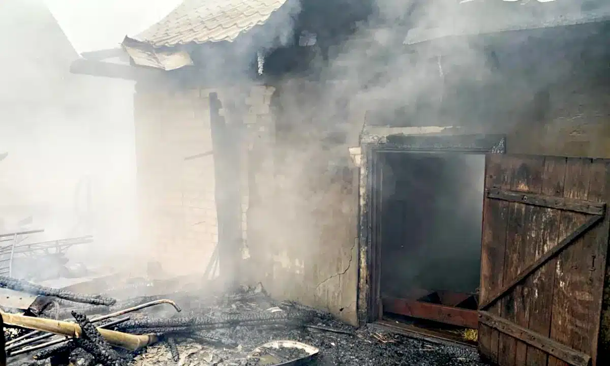 Бочка з дизпаливом вибухнула на Костопільщині. Постраждали батько та син Господарча будівля задимлена після пожежі від вибуху дизпалива.