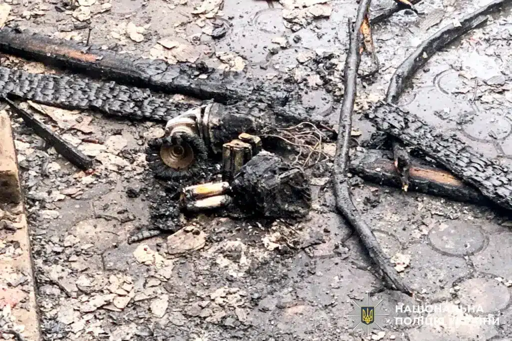 Обгорілий у вогні електроприлад.