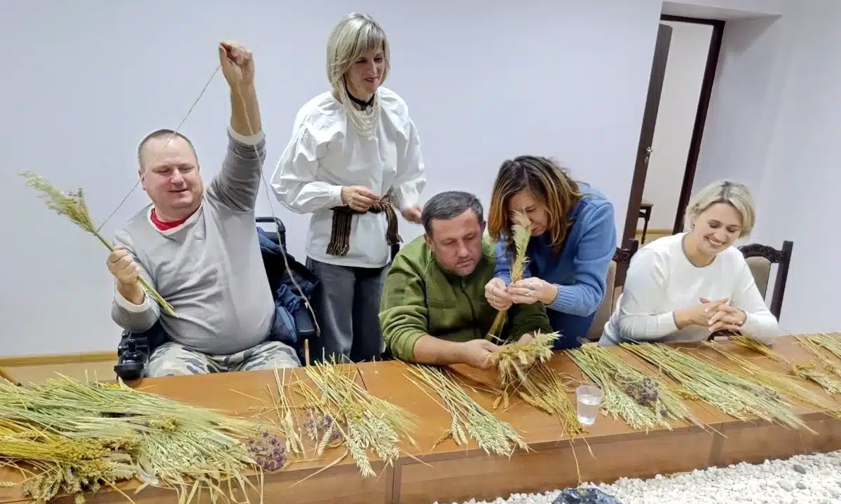 Майстер-клас із виготовлення дідуха для ветеранів влаштували у Здолбунові Майстер-клас із виготовлення дідуха у Здолбунові.