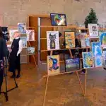 Виставка картин у Рівненській облраді, де виставлялись і продавались картини військових.