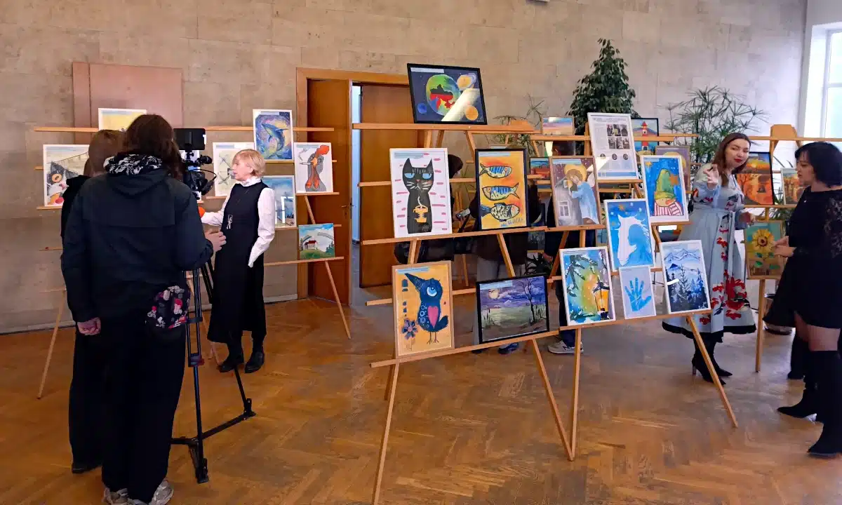 Виставка картин у Рівненській облраді, де виставлялись і продавались картини військових.